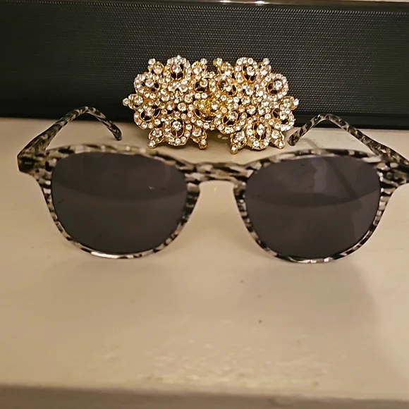 Illesteva Whitman Sunglasses Shattered Stripes/Grey Illesteva – West of Woodward main image 4